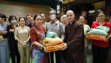 Đại đức Thích Thị Nhân, trụ trì chùa Văn Thánh trao quà Vu lan đến người mù nghèo