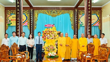Ông Nguyễn Hoài Anh tặng hoa chúc mừng Đại lễ Vu lan đến Hòa thượng Thích Minh Nhật