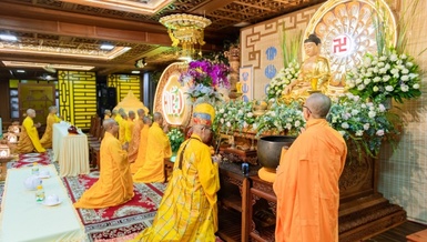 Chư tôn niêm hương bạch Phật tại Sắc tứ Khải Đoan