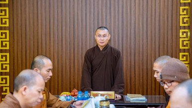 Thượng tọa Thích Chánh Huệ chủ trì buổi họp