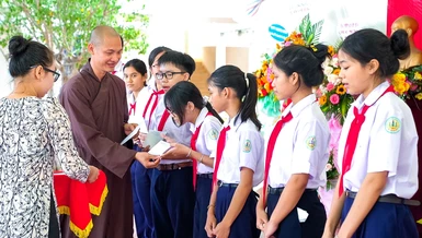 Đại đức Thích Nhuận Thanh trao học bổng cho các học sinh có hoàn cảnh khó khăn