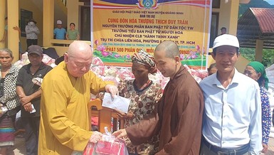 Hòa thượng Thích Duy Trấn trao 500 phần quà đến bà con dân tộc Bru - Vân Kiều xã Trường Sơn (Quảng Ninh)