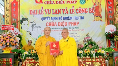 Hòa thượng Thích Huệ Thông trao quyết định bổ nhiệm trụ trì chùa Diệu Pháp đến Thượng tọa Thích Minh Tân