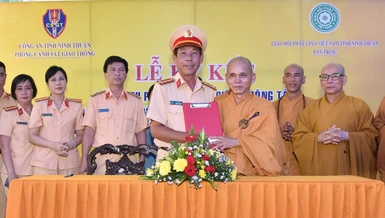 Đại diện hai đơn vị ký kết kế hoạch phổ biến về trật tự an toàn giao thông