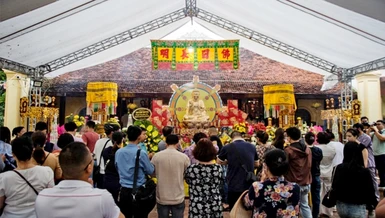 Người dân đến chùa Phụng Lộc thắp hương cầu nguyện cho người tử vong do hỏa hoạn tại chung cư mini Khương Hạ 
