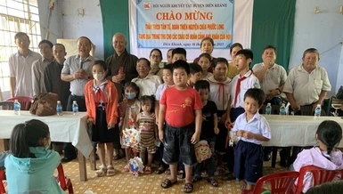 Đoàn thiện nguyện chùa Phước Long trao quà Tết Trung thu cho trẻ em khuyết tật H.Diên Khánh 