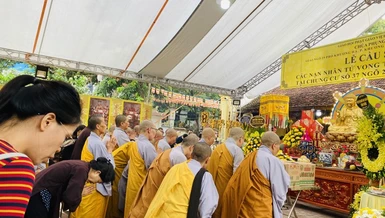 Chư Ni Phân ban Ni giới GHPGVN TP.Hà Nội trong lễ cầu nguyện chơn linh người mất do hỏa hoạn