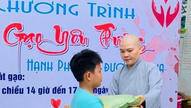  Sư cô Thích nữ Huệ Trí trao "túi gạo yêu thương"