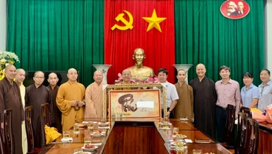  Thượng tọa Thích Huệ Nghiệp tặng quà chúc mừng ông Trưởng ban Tôn giáo tỉnh nhân chuyến thăm