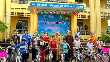Đoàn tịnh xá Ngọc Đạt trao tặng 10 chiếc xe đạp cho các em học sinh