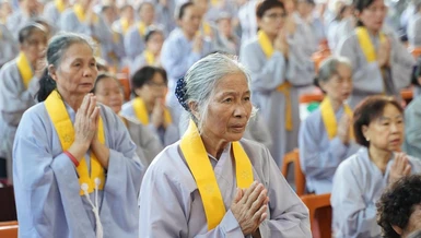 Phật tử đạo tràng Pháp Hoa miền Bắc tham gia khóa tu Bát Quan trai tại chùa Bằng