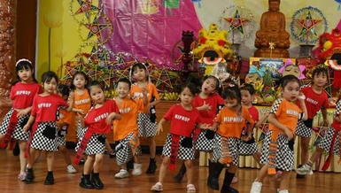 Các cháu thiếu nhi biểu diễn văn nghệ