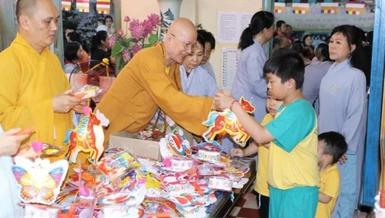 Hòa thượng Thích Chơn Không trao quà cho thiếu nhi nhân Tết Trung thu