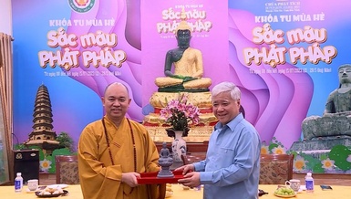 Thượng tọa Thích Đức Thiện tặng tôn tượng đến ông Đỗ Văn Chiến