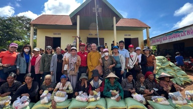 Đoàn từ thiện chùa Mỹ Thạch trao quà đến bà con người đồng bào dân tộc khó khăn