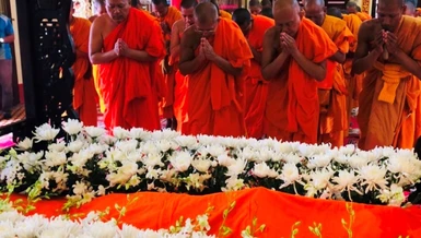 Chư Tăng trước nhục thân Trưởng lão Hòa thượng Dương Nhơn