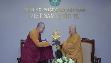 Hòa thượng Thích Lệ Trang tặng tôn tượng Bồ-tát Thích Quảng Đức đến Lạt-ma Khunkur Byambajav, Tổng Thư ký ABCP - Ảnh: Quảng Đạo/BGN