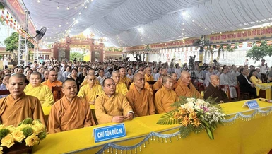 Chư tôn đức Tăng Ni, Phật tử, đại diện lãnh đạo tỉnh tham dự lễ khánh thành và bổ nhiệm trụ trì chùa Giác Sanh