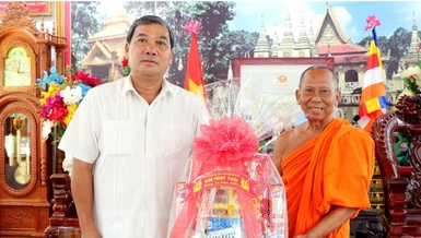Ông Kim Ngọc Thái chúc mừng Hòa thượng Thạch Sok Xane nhân lễ Sene Đôn-ta