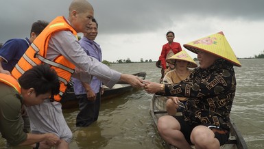 Ni sư Thích nữ Tâm Nguyệt thăm hỏi và trao quà đến những gia đình khó khăn trong vùng rốn lũ