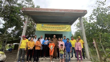 Bàn giao nhà tình thương “Sen búp xin tặng người” đến gia đình anh Nguyễn Văn Thơ - Ảnh: TN