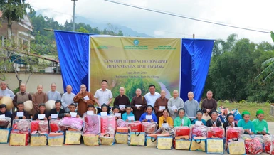 Phân ban Ni giới T.Ư tặng quà đến đồng bào tỉnh Hà Giang