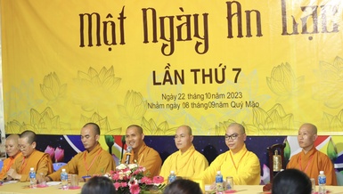 Chư tôn đức trong Ban Hoằng pháp GHPGVN H.Hàm Thuận Bắc tham gia giải đáp Phật pháp tại khóa tu