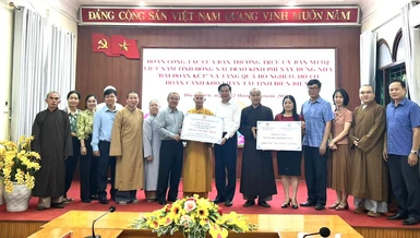 Đoàn đại diện Ban Trị sự GHPGVN tỉnh và Ủy ban MTTQVN tỉnh Đồng Nai trao bảng ủng hộ 22 căn nhà Đại đoàn kết cho tỉnh Điện Biên