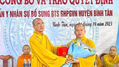 Thượng tọa Thích Lệ Lạc, Trưởng ban Trị sự tỉnh trao quyết định và chúc mừng đến Đại đức Thích Tánh Bình