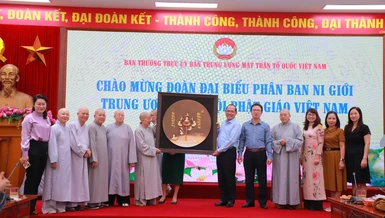 Chư Ni Phân ban Ni giới T.Ư trao quà lưu niệm đến lãnh đạo Ủy ban TƯMTTQVN nhân chuyến thăm