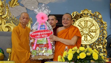Thượng tọa Thích Huệ Khai tặng quà đến Hòa thượng Thích Bửu Chánh nhân mùa an cư theo truyền thống Phật giáo Nam tông Kinh