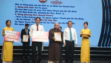 Thượng tọa Thích Trung Nguyện trao 1 tỷ đồng ủng hộ "Vì người nghèo" TP.HCM - Ảnh: Long Hồ