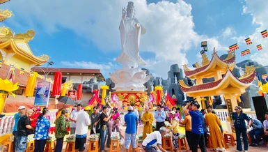 Chùa Khánh Sơn trao 500 phần quà nhân lễ an vị tôn tượng Bồ-tát Quán Thế Âm