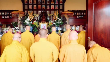 Trước hương án Hòa thượng Thích Pháp Lâm tại Tổ đường chùa Thiên Châu - Văn phòng Ban Trị sự tỉnh 