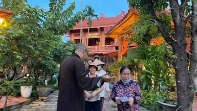  Đại đức Thích Minh Thuận tổ chức trao quà đến những hoàn cảnh khó khăn nhân vía Bồ-tát Quán Thế Âm