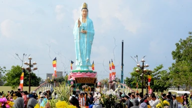 Phật tử chiêm bái Quán Âm Phật Đài tại TP.Bạc Liêu trong ngày vía của Ngài