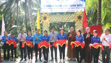 Cắt băng khánh thành cầu bê-tông Văn Thánh