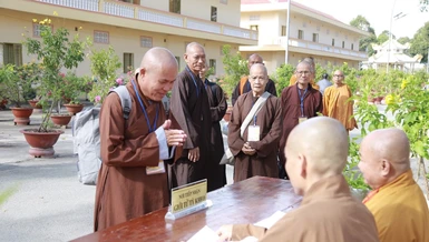 Giới tử Tỳ-kheo làm thủ tục nhập chúng tại giới đàn Vạn Phật Đại Tòng Lâm