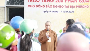 Thượng tọa Thích Thiện Thông động viên bà con vươn lên trong cuộc sống