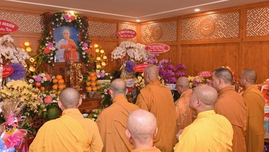 Chư tôn đức thắp nén tâm hương tưởng niệm Ni trưởng Thích nữ Như Nguyên