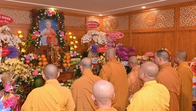 Chư tôn đức thắp nén tâm hương tưởng niệm Ni trưởng Thích nữ Như Nguyên