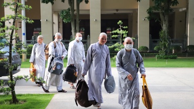 Từ 5 giờ 30 sáng nay, giới tử Ni đã có mặt làm thủ tục nhập chúng tại điểm truyền giới chùa Thanh Tâm