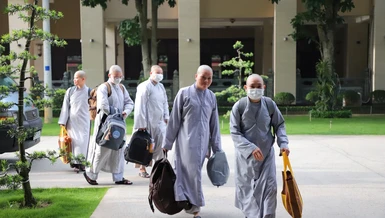 Từ 5 giờ 30 sáng nay, giới tử Ni đã có mặt làm thủ tục nhập chúng tại điểm truyền giới chùa Thanh Tâm