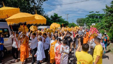 Hòa thượng Danh Lung và Phật tử nhiễu y cúng dường chư Tăng