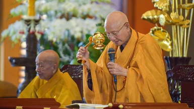 Trưởng lão Hòa thượng Thích Minh Thông hướng dẫn các giới tử cầu thọ giới Bồ-tát