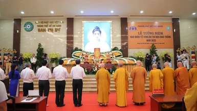 Chư tôn giáo phẩm và lãnh đạo TP.HCM thắp hương tưởng niệm nạn nhân tử vong do tai nạn giao thông