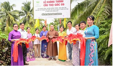 Cắt băng khánh thành cầu bê-tông Thọ Giác 9 tại H.Giồng Trôm