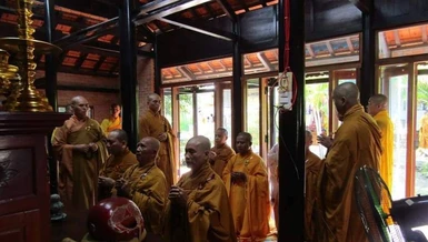 Chư tôn đức thắp hương tưởng niệm Hòa thượng Thích Thiện Hạnh tại chùa Phổ Hóa