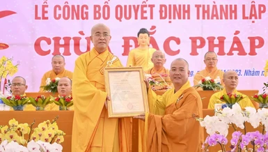 Thượng tọa Thích Quảng Hiền trao quyết định đến Đại đức Thích Tâm Quốc