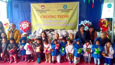 Ban Từ thiện xã hội GHPGVN H.A Lưới thực hiện chương trình "Áo ấm mùa Đông"